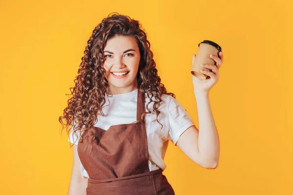 Женщина держит в руках чашку горячего кофе. Реклама в кафе. Место для текста — стоковое фото