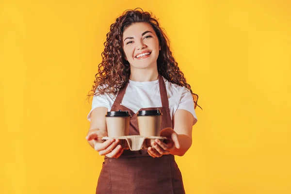 Женщина держит в руках чашку горячего кофе. Реклама в кафе. Место для текста — стоковое фото