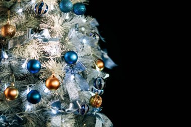 Güzel ve süslü Noel ağacı. Noel havası. Tebrik kartları için harika bir fotoğraf..