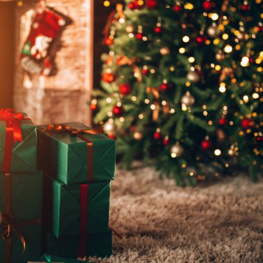 Yeşil ambalajlı ve fiyonklu güzel ve süslü bir Noel ağacı. Noel havası. Tebrik kartları için harika bir fotoğraf..