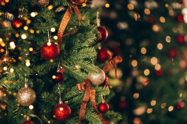 Güzel ve süslü Noel ağacı. Noel havası. Tebrik kartları için harika bir fotoğraf..