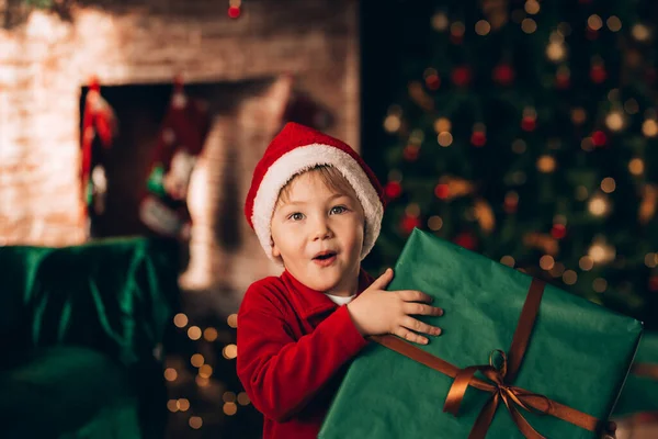 Niño Sosteniendo Una Caja Grande Paquete Verde Lazo Con Regalo —  Fotos de Stock