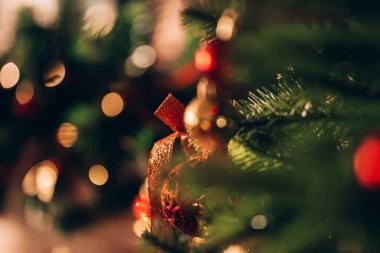 Güzel ve süslü Noel ağacı. Noel havası. Tebrik kartları için harika bir fotoğraf..