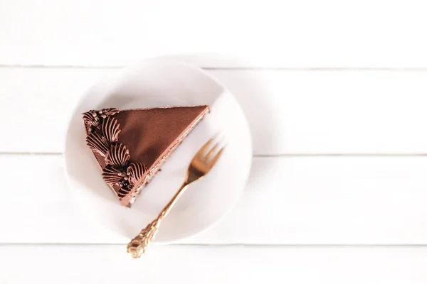 Кусок Шоколадного Торта Белой Тарелке Золотой Вилкой Белой Тарелке Традиционные — стоковое фото