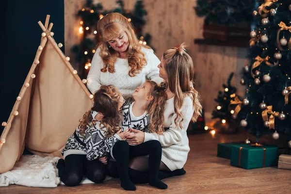 Les Enfants Avec Maman Grand Mère Sont Assis Dans Les — Photo