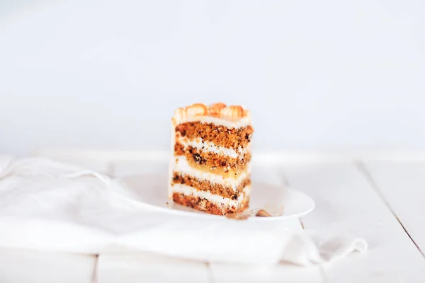 Кусок Торта Белой Тарелке Белом Фоне Свитки Любой Праздник — стоковое фото