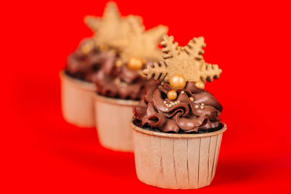 Cupcakes Chocolate Com Biscoitos Forma Estrela Fundo Vermelho Humor Natal — Fotografia de Stock