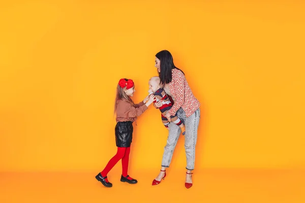 Mutter Mit Kindern Vor Gelbem Hintergrund Eine Glückliche Familie Ohne — Stockfoto