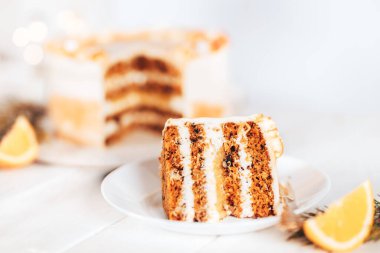 Beyaz bir tabakta çatalla dilimlenmiş kek. Her bayram için şeker. Beyaz arka planda. Beyaz tabakta çocuk oyuncağı..