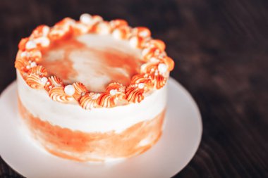 Beyaz bir tabakta, ahşap bir arka planda kek. Her tatil için şeker..