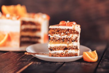 Beyaz bir tabakta çatalla dilimlenmiş kek. Her bayram için şeker. Beyaz tabakta çocuk oyuncağı..