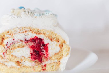 Beyaz arka planda vişneli pastadan kesilmiş bir parça. Noel havası. Herhangi bir durum için şekerler.