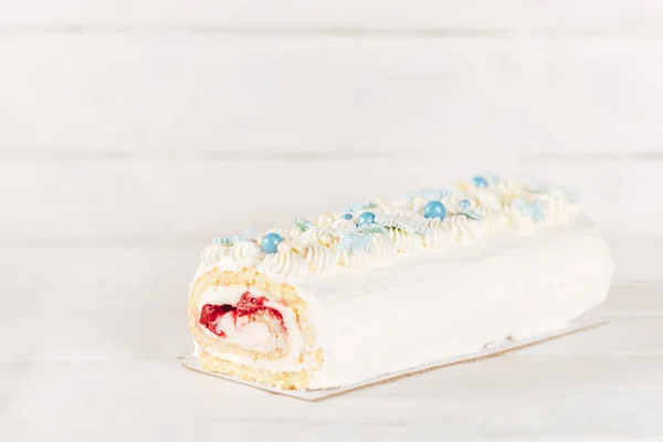Белый торт перед белым фоном. Торт имеет снежинки в форме кондитерских изделий — стоковое фото