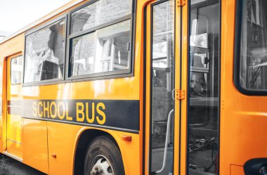 Okul otobüsü Rengi 2021, sarı ve gri.