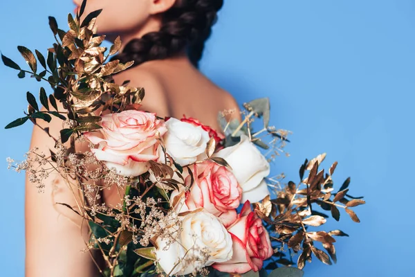 Una Joven Tiene Hermoso Ramo Rosas Espalda Sobre Fondo Azul —  Fotos de Stock