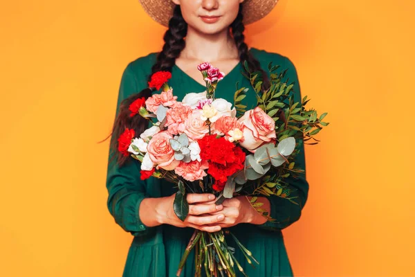 Mujer Sosteniendo Gran Ramo Flores Vestido Verde Sobre Fondo Amarillo —  Fotos de Stock