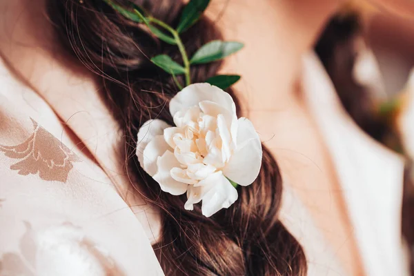 Mulher ninfa bonita, em seu cabelo ela tem flores e uma coroa de flores — Fotografia de Stock