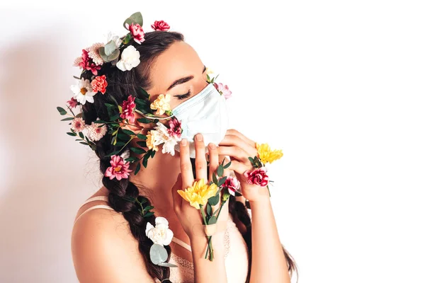 Jovem usando uma máscara médica feita de flores durante uma pandemia — Fotografia de Stock