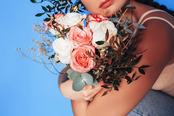 Mujer Joven Sosteniendo Hermoso Ramo Rosas Blancas Sus Manos Mujer —  Fotos de Stock