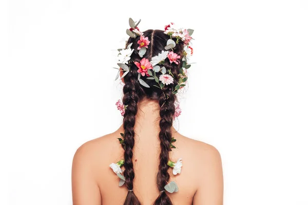 Linda ninfa mulher branco fundo, em seu cabelo ela tem flores e uma grinalda de flores — Fotografia de Stock