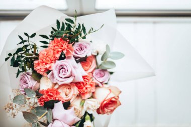 Hafif arka planda büyük, güzel bir buket karışık çiçek. Herhangi bir olay ya da düğün için bir hediye. Çiçekçi reklam afişi.