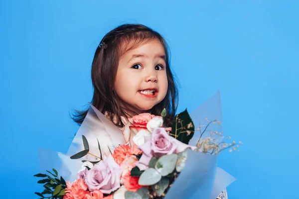 Дитина Тримає Великий Букет Квітів Синьому Тлі Валентинів День День — стокове фото
