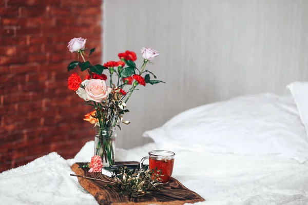 Uma Bandeja Madeira Estão Uma Xícara Chá Buquê Flores Caderno — Fotografia de Stock