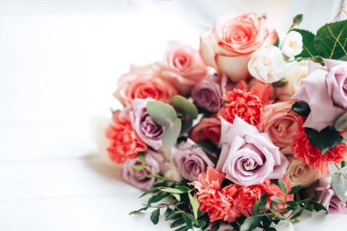 Hafif arka planda büyük, güzel bir buket karışık çiçek. Herhangi bir olay ya da düğün için bir hediye. Çiçekçi reklam afişi.