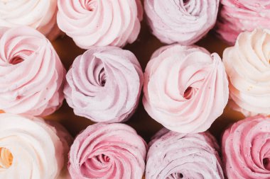 Arka arkaya çok renkli marşmelovlardan oluşan bir arka plan. Çay içme konsepti. Şekerleme dekorasyonu. Metin için yer.