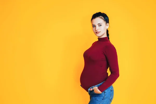 Mujer Joven Embarazada Delante Fondo Amarillo Cuidado Salud Una Mujer — Foto de Stock