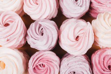 Arka arkaya çok renkli marşmelovlardan oluşan bir arka plan. Çay içme konsepti. Şekerleme dekorasyonu. Metin için yer.