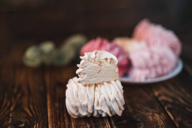 Ahşap bir masadaki tabakta çok renkli şekerlemeler. Çay içme konsepti. Şekerleme dekorasyonu. Metin için yer