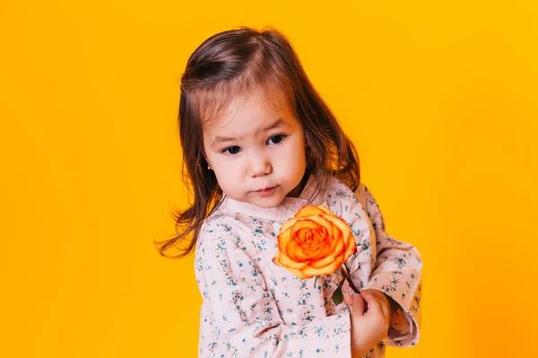 Sarı Arka Planda Çiçek Tutan Bir Çocuk Sevgililer Günü Anneler — Stok fotoğraf
