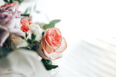 Hafif arka planda büyük, güzel bir buket karışık çiçek. Herhangi bir olay ya da düğün için bir hediye. Çiçekçi reklam afişi.