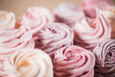 Arka arkaya çok renkli marşmelovlardan oluşan bir arka plan. Çay içme konsepti. Şekerleme dekorasyonu. Metin için yer.