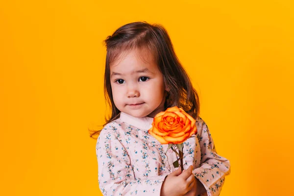 Ребёнок Держит Цветок Жёлтом Фоне День Святого Валентина День Матери — стоковое фото