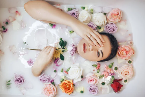 Mulher Toma Banho Bem Estar Cheio Leite Botões Rosas Multi — Fotografia de Stock