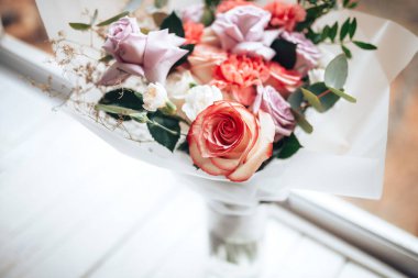 Hafif arka planda büyük, güzel bir buket karışık çiçek. Herhangi bir olay ya da düğün için bir hediye. Çiçekçi reklam afişi.