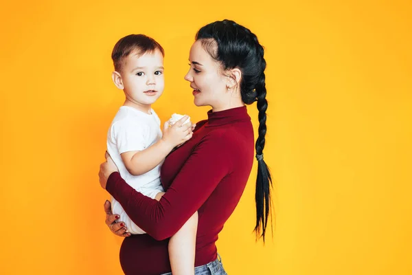 Zwangere Jonge Vrouw Met Een Kleine Baby Voor Een Gele — Stockfoto