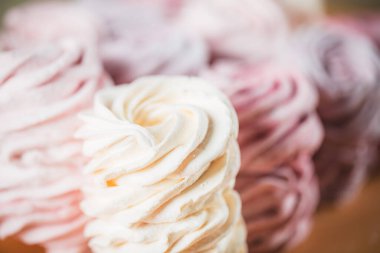 Arka arkaya çok renkli marşmelovlardan oluşan bir arka plan. Çay içme konsepti. Şekerleme dekorasyonu. Metin için yer.