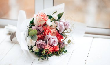 Hafif arka planda büyük, güzel bir buket karışık çiçek. Herhangi bir olay ya da düğün için bir hediye. Çiçekçi reklam afişi.