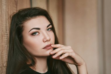 Mavi gözlü kadın kameranın önünde poz veriyor. Güzellik bakımı.