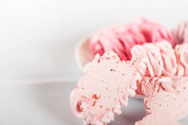 Beyaz arka planda tabakta çok renkli zephyr yemek. Çay içme konsepti. Şekerleme dekorasyonu. Metin için yer.