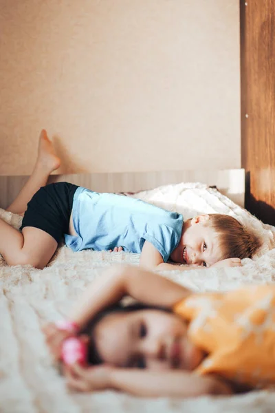 Çocuklar Yatağa Uzanıyorlar Erkek Kız Kardeş Yatakta Oynuyorlar Çocuk Yetiştirmek — Stok fotoğraf
