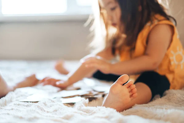 Anak Itu Bermain Game Pendidikan Kamar Tempat Tidur Anak Belajar — Stok Foto