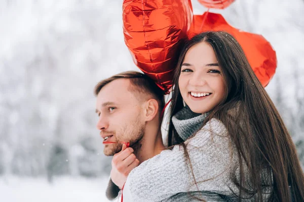 Giovane Coppia Innamorata Nel Parco Uno Sfondo Neve Palloncini Rossi — Foto Stock