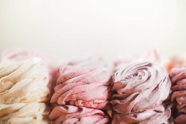 Arka arkaya çok renkli marşmelovlardan oluşan bir arka plan. Çay içme konsepti. Şekerleme dekorasyonu. Metin için yer.