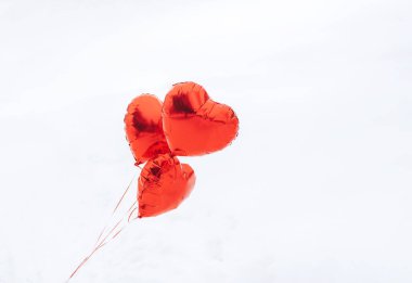 Kalp şeklinde kırmızı bir balon. Balonlar helyum dolu..