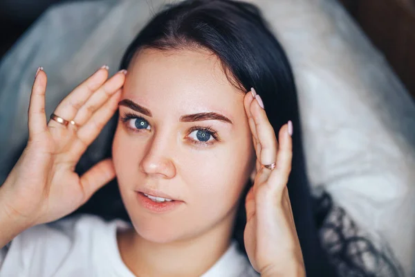 Mujer Joven Con Hermosas Cejas Después Del Procedimiento Maquillaje Permanente — Foto de Stock