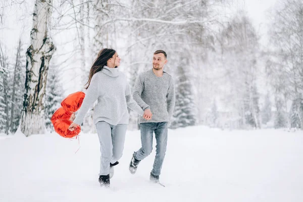 Una Coppia Amorevole Corre Attraverso Neve Nella Foresta Donna Che — Foto Stock